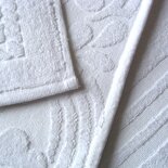 Tapetes de tela con cenefa tejida.