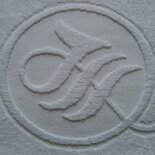 Tapetes de tela con logo tejido.